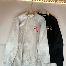 MIUMIU 谬谬 2026秋冬新款男女同款👫卫衣,品牌最新设计元素!既不单调也不复杂,恰到好处的展现品味!客供顶级纯棉 MIUMIU 谬谬 2026秋冬新款男女同款👫卫衣,品牌最新设计元素!既不单调也不复杂,恰到好处的展现品味!客供顶级纯棉