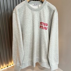 MIUMIU 谬谬 2026秋冬新款男女同款👫卫衣,品牌最新设计元素!既不单调也不复杂,恰到好处的展现品味!客供顶级纯棉 MIUMIU 谬谬 2026秋冬新款男女同款👫卫衣,品牌最新设计元素!既不单调也不复杂,恰到好处的展现品味!客供顶级纯棉