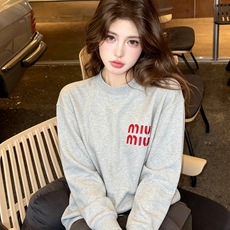 MIUMIU 谬谬 2026秋冬新款男女同款👫卫衣,品牌最新设计元素!既不单调也不复杂,恰到好处的展现品味!客供顶级纯棉 MIUMIU 谬谬 2026秋冬新款男女同款👫卫衣,品牌最新设计元素!既不单调也不复杂,恰到好处的展现品味!客供顶级纯棉