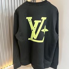 LouisVuitt*路易*登 2026秋冬卫衣全新系列单品上线,非常时髦前卫的一款男女同款短袖T恤,标识logo图案压 LouisVuitt*路易*登 2026秋冬卫衣全新系列单品上线,非常时髦前卫的一款男女同款短袖T恤,标识logo图案压
