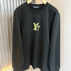 LouisVuitt*路易*登 2026秋冬卫衣全新系列单品上线,非常时髦前卫的一款男女同款短袖T恤,标识logo图案压 LouisVuitt*路易*登 2026秋冬卫衣全新系列单品上线,非常时髦前卫的一款男女同款短袖T恤,标识logo图案压