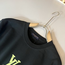 LouisVuitt*路易*登 2026秋冬卫衣全新系列单品上线,非常时髦前卫的一款男女同款短袖T恤,标识logo图案压 LouisVuitt*路易*登 2026秋冬卫衣全新系列单品上线,非常时髦前卫的一款男女同款短袖T恤,标识logo图案压
