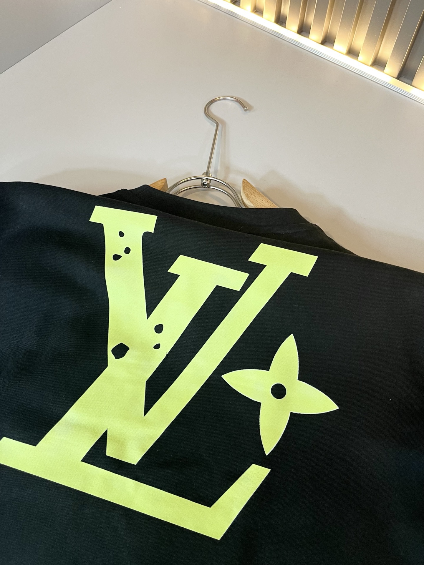 LouisVuitt*路易*登 2026秋冬卫衣全新系列单品上线,非常时髦前卫的一款男女同款短袖T恤,标识logo图案压 LouisVuitt*路易*登 2026秋冬卫衣全新系列单品上线,非常时髦前卫的一款男女同款短袖T恤,标识logo图案压