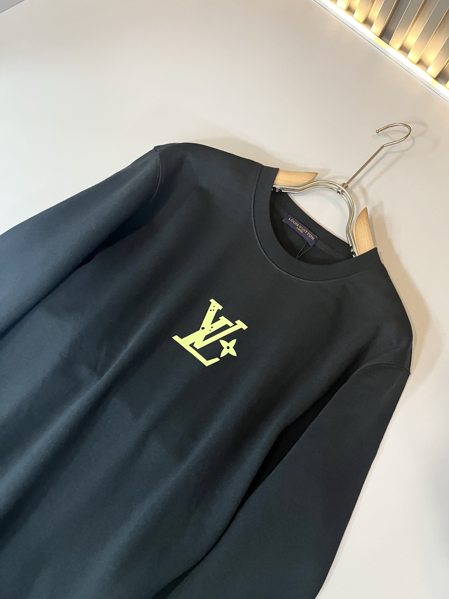 LouisVuitt*路易*登 2026秋冬卫衣全新系列单品上线,非常时髦前卫的一款男女同款短袖T恤,标识logo图案压 LouisVuitt*路易*登 2026秋冬卫衣全新系列单品上线,非常时髦前卫的一款男女同款短袖T恤,标识logo图案压