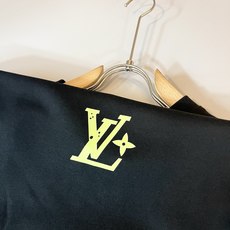 LouisVuitt*路易*登 2026秋冬卫衣全新系列单品上线,非常时髦前卫的一款男女同款短袖T恤,标识logo图案压 LouisVuitt*路易*登 2026秋冬卫衣全新系列单品上线,非常时髦前卫的一款男女同款短袖T恤,标识logo图案压