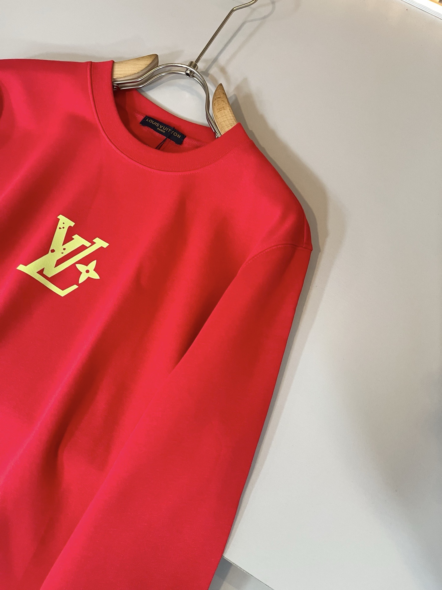 LouisVuitt*路易*登 2026秋冬卫衣全新系列单品上线，非常时髦前卫的一款男女同款短袖T恤，标识logo图案压