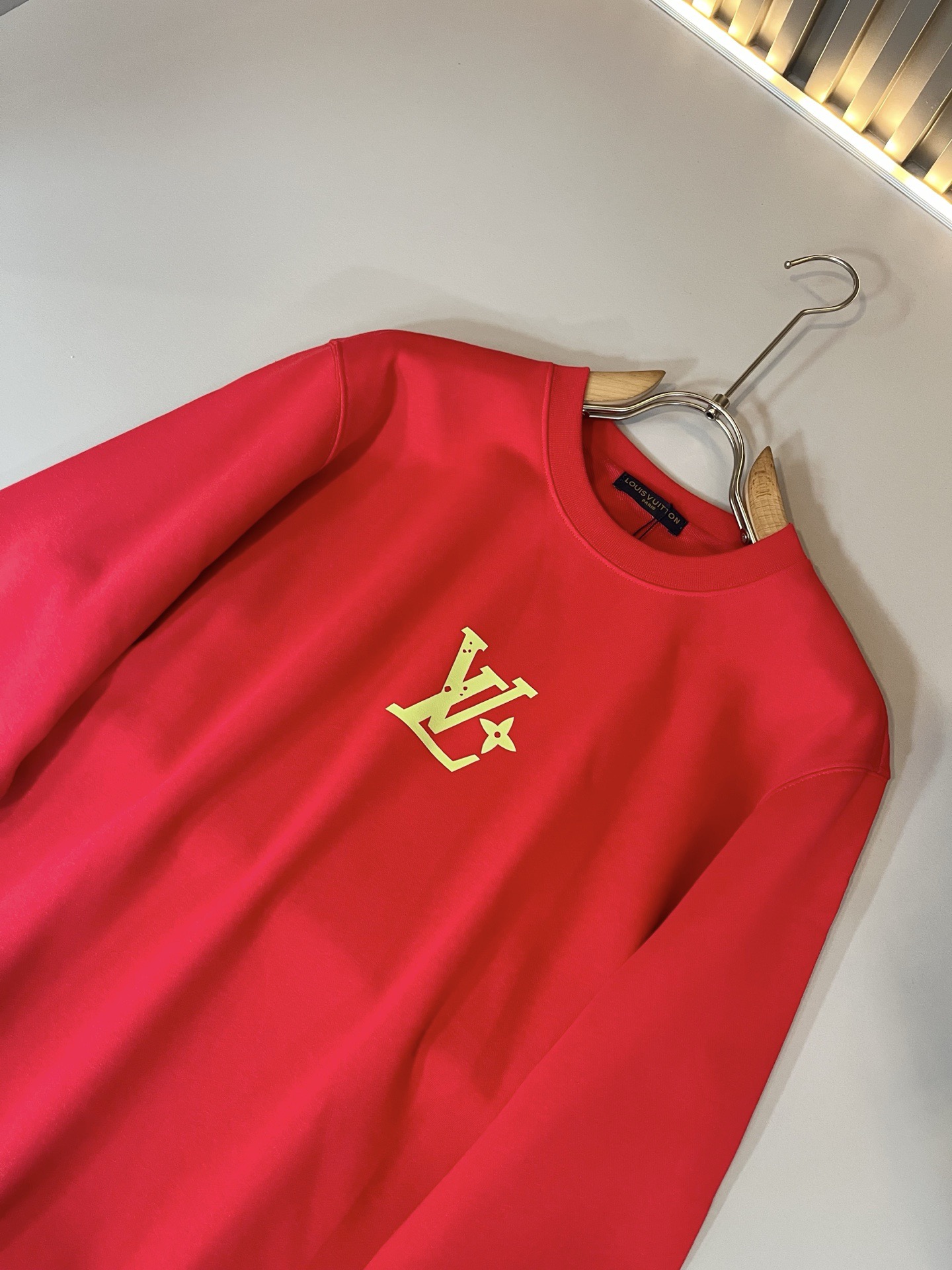 LouisVuitt*路易*登 2026秋冬卫衣全新系列单品上线，非常时髦前卫的一款男女同款短袖T恤，标识logo图案压