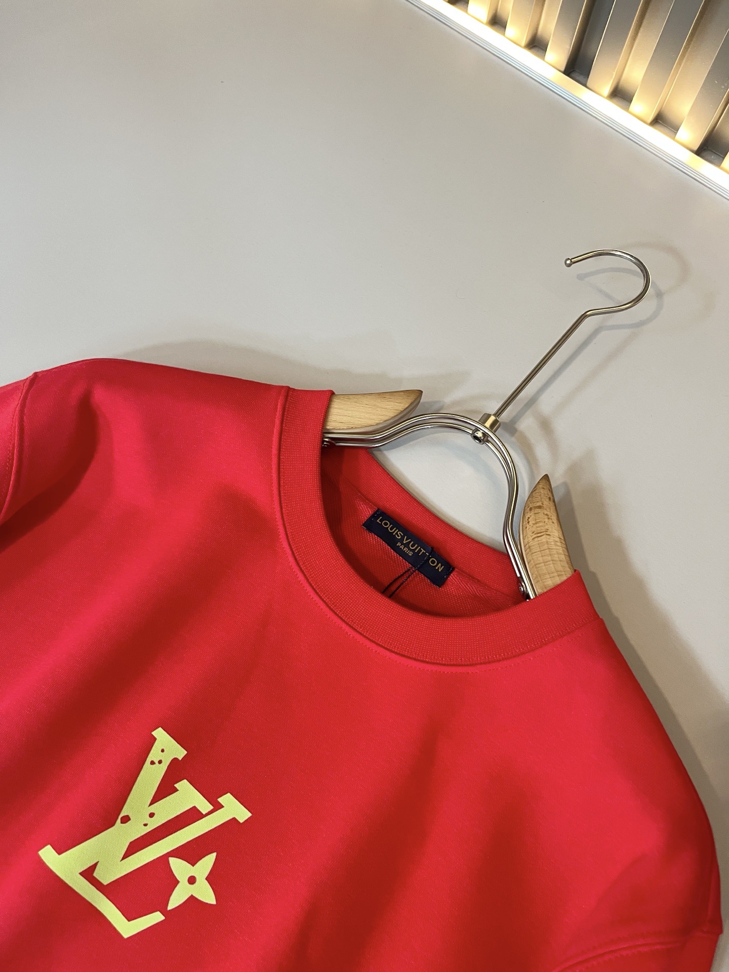 LouisVuitt*路易*登 2026秋冬卫衣全新系列单品上线，非常时髦前卫的一款男女同款短袖T恤，标识logo图案压