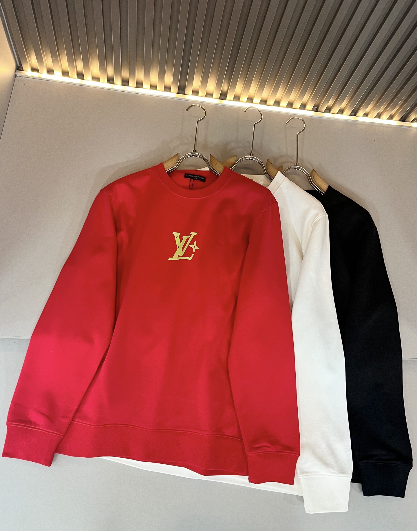 LouisVuitt*路易*登 2026秋冬卫衣全新系列单品上线，非常时髦前卫的一款男女同款短袖T恤，标识logo图案压