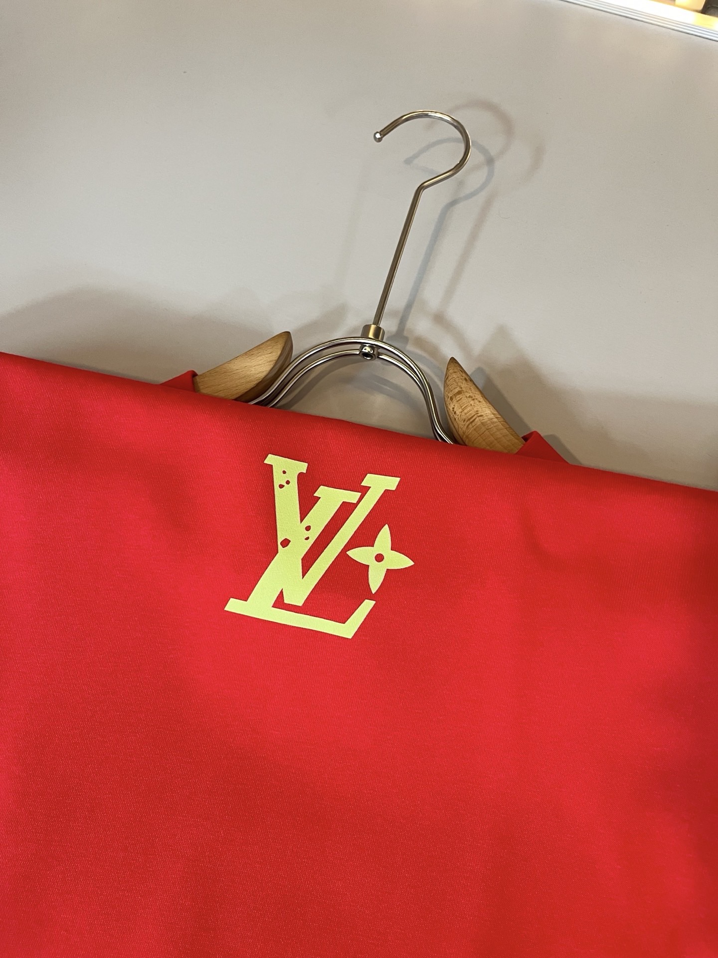LouisVuitt*路易*登 2026秋冬卫衣全新系列单品上线，非常时髦前卫的一款男女同款短袖T恤，标识logo图案压