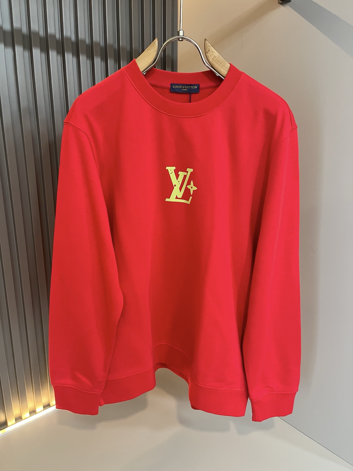 LouisVuitt*路易*登 2026秋冬卫衣全新系列单品上线，非常时髦前卫的一款男女同款短袖T恤，标识logo图案压