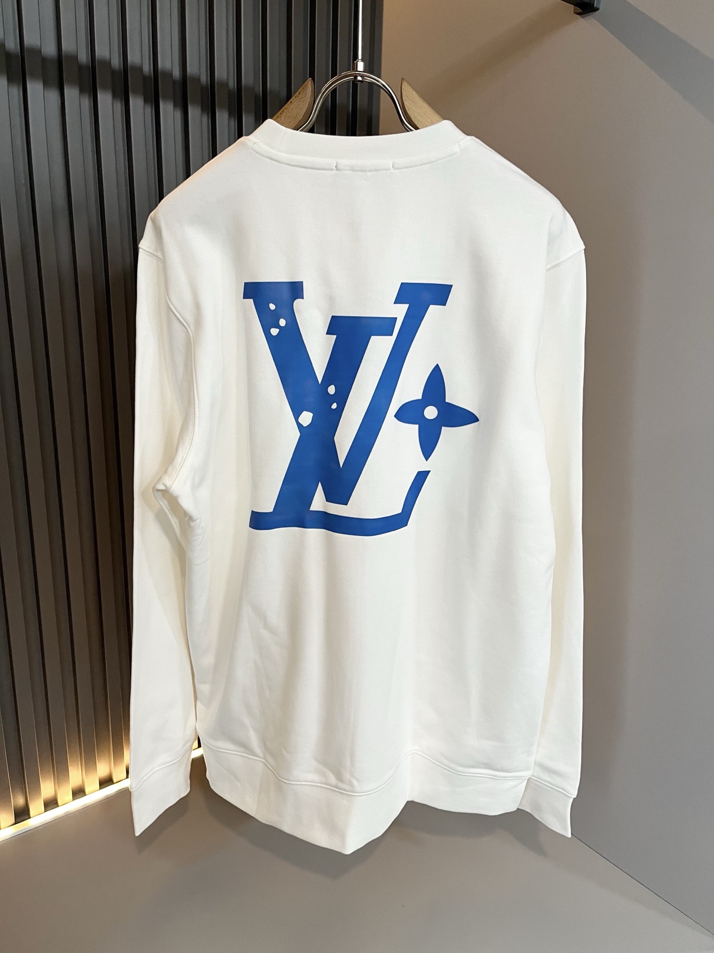 LouisVuitt*路易*登 2026秋冬卫衣全新系列单品上线,非常时髦前卫的一款男女同款短袖T恤,标识logo图案压 LouisVuitt*路易*登 2026秋冬卫衣全新系列单品上线,非常时髦前卫的一款男女同款短袖T恤,标识logo图案压