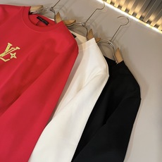 LouisVuitt*路易*登 2026秋冬卫衣全新系列单品上线,非常时髦前卫的一款男女同款短袖T恤,标识logo图案压 LouisVuitt*路易*登 2026秋冬卫衣全新系列单品上线,非常时髦前卫的一款男女同款短袖T恤,标识logo图案压
