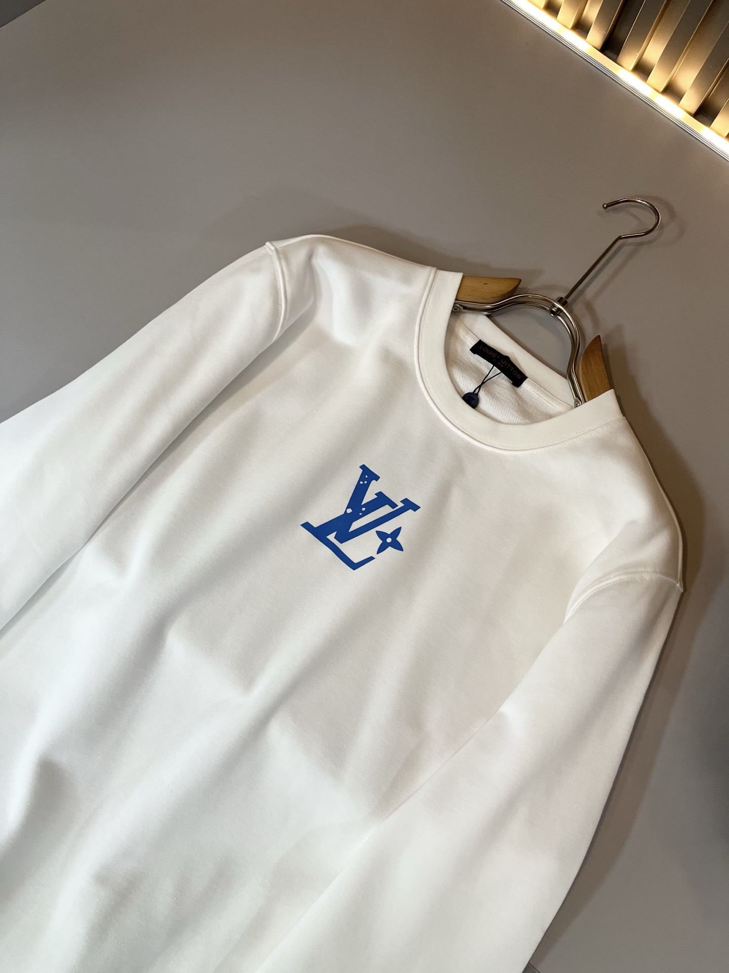 LouisVuitt*路易*登 2026秋冬卫衣全新系列单品上线,非常时髦前卫的一款男女同款短袖T恤,标识logo图案压 LouisVuitt*路易*登 2026秋冬卫衣全新系列单品上线,非常时髦前卫的一款男女同款短袖T恤,标识logo图案压