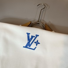 LouisVuitt*路易*登 2026秋冬卫衣全新系列单品上线,非常时髦前卫的一款男女同款短袖T恤,标识logo图案压 LouisVuitt*路易*登 2026秋冬卫衣全新系列单品上线,非常时髦前卫的一款男女同款短袖T恤,标识logo图案压