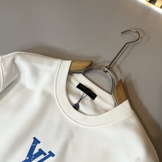 LouisVuitt*路易*登 2026秋冬卫衣全新系列单品上线,非常时髦前卫的一款男女同款短袖T恤,标识logo图案压 LouisVuitt*路易*登 2026秋冬卫衣全新系列单品上线,非常时髦前卫的一款男女同款短袖T恤,标识logo图案压