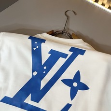 LouisVuitt*路易*登 2026秋冬卫衣全新系列单品上线,非常时髦前卫的一款男女同款短袖T恤,标识logo图案压 LouisVuitt*路易*登 2026秋冬卫衣全新系列单品上线,非常时髦前卫的一款男女同款短袖T恤,标识logo图案压