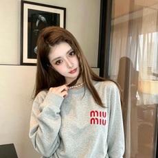 MIUMIU 谬谬 2026秋冬新款男女同款👫卫衣,品牌最新设计元素!既不单调也不复杂,恰到好处的展现品味!客供顶级纯棉 MIUMIU 谬谬 2026秋冬新款男女同款👫卫衣,品牌最新设计元素!既不单调也不复杂,恰到好处的展现品味!客供顶级纯棉