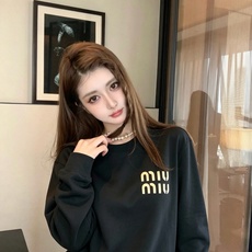 MIUMIU 谬谬 2026秋冬新款男女同款👫卫衣,品牌最新设计元素!既不单调也不复杂,恰到好处的展现品味!客供顶级纯棉 MIUMIU 谬谬 2026秋冬新款男女同款👫卫衣,品牌最新设计元素!既不单调也不复杂,恰到好处的展现品味!客供顶级纯棉