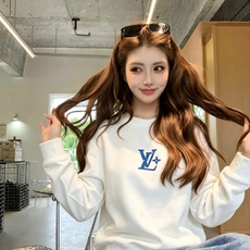 LouisVuitt*路易*登 2026秋冬卫衣全新系列单品上线,非常时髦前卫的一款男女同款短袖T恤,标识logo图案压 LouisVuitt*路易*登 2026秋冬卫衣全新系列单品上线,非常时髦前卫的一款男女同款短袖T恤,标识logo图案压