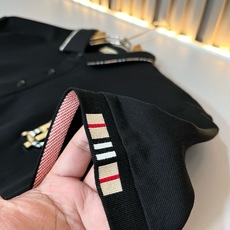 Bur*erry 巴*莉 2026春夏新款男士短袖Polo衫,品牌最新设计元素!既不单调也不复杂,恰到好处的展现品味!客 Bur*erry 巴*莉 2026春夏新款男士短袖Polo衫,品牌最新设计元素!既不单调也不复杂,恰到好处的展现品味!客