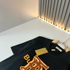 BURBER*Y巴*莉2026春夏新品男女同款👫短袖T恤,重磅来袭,最近比较火热的环保纯棉面料制作而成,高端户外运动休闲 BURBER*Y巴*莉2026春夏新品男女同款👫短袖T恤,重磅来袭,最近比较火热的环保纯棉面料制作而成,高端户外运动休闲