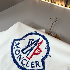 Moncler蒙家 2026春夏男女同款👫情侣款最新的贸易订单短袖T恤,全品相!!网红款!采用logo图案印花压胶设计! Moncler蒙家 2026春夏男女同款👫情侣款最新的贸易订单短袖T恤,全品相!!网红款!采用logo图案印花压胶设计!