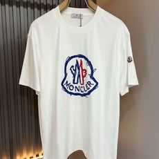 Moncler蒙家 2026春夏男女同款👫情侣款最新的贸易订单短袖T恤,全品相!!网红款!采用logo图案印花压胶设计! Moncler蒙家 2026春夏男女同款👫情侣款最新的贸易订单短袖T恤,全品相!!网红款!采用logo图案印花压胶设计!
