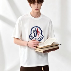 Moncler蒙家 2026春夏男女同款👫情侣款最新的贸易订单短袖T恤,全品相!!网红款!采用logo图案印花压胶设计! Moncler蒙家 2026春夏男女同款👫情侣款最新的贸易订单短袖T恤,全品相!!网红款!采用logo图案印花压胶设计!