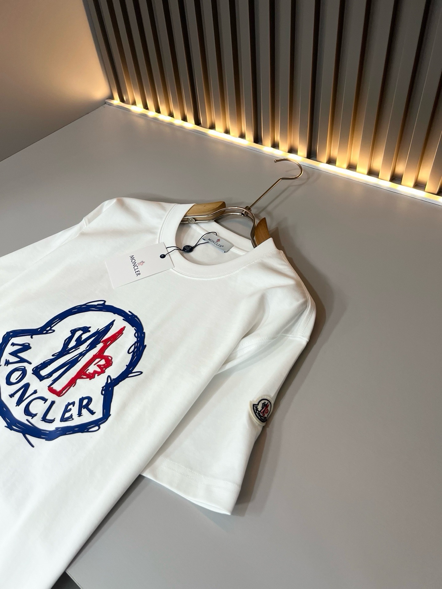 Moncler蒙家 2026春夏男女同款👫情侣款最新的贸易订单短袖T恤,全品相!!网红款!采用logo图案印花压胶设计! Moncler蒙家 2026春夏男女同款👫情侣款最新的贸易订单短袖T恤,全品相!!网红款!采用logo图案印花压胶设计!