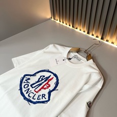 Moncler蒙家 2026春夏男女同款👫情侣款最新的贸易订单短袖T恤,全品相!!网红款!采用logo图案印花压胶设计! Moncler蒙家 2026春夏男女同款👫情侣款最新的贸易订单短袖T恤,全品相!!网红款!采用logo图案印花压胶设计!