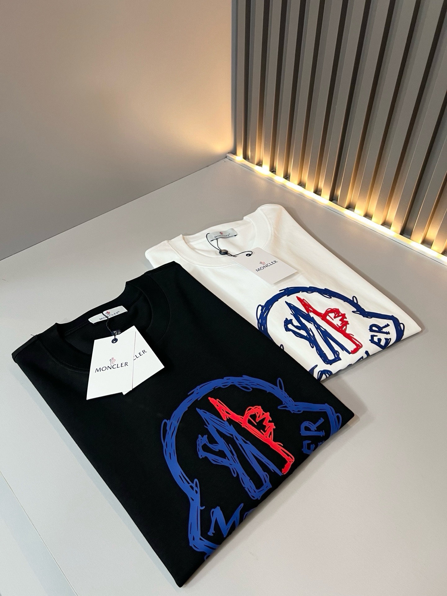 Moncler蒙家 2026春夏男女同款👫情侣款最新的贸易订单短袖T恤,全品相!!网红款!采用logo图案印花压胶设计! Moncler蒙家 2026春夏男女同款👫情侣款最新的贸易订单短袖T恤,全品相!!网红款!采用logo图案印花压胶设计!