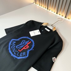 Moncler蒙家 2026春夏男女同款👫情侣款最新的贸易订单短袖T恤,全品相!!网红款!采用logo图案印花压胶设计! Moncler蒙家 2026春夏男女同款👫情侣款最新的贸易订单短袖T恤,全品相!!网红款!采用logo图案印花压胶设计!