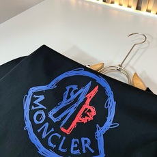 Moncler蒙家 2026春夏男女同款👫情侣款最新的贸易订单短袖T恤,全品相!!网红款!采用logo图案印花压胶设计! Moncler蒙家 2026春夏男女同款👫情侣款最新的贸易订单短袖T恤,全品相!!网红款!采用logo图案印花压胶设计!
