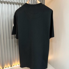 Moncler蒙家 2026春夏男女同款👫情侣款最新的贸易订单短袖T恤,全品相!!网红款!采用logo图案印花压胶设计! Moncler蒙家 2026春夏男女同款👫情侣款最新的贸易订单短袖T恤,全品相!!网红款!采用logo图案印花压胶设计!