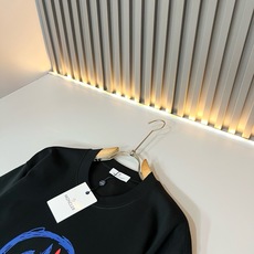 Moncler蒙家 2026春夏男女同款👫情侣款最新的贸易订单短袖T恤,全品相!!网红款!采用logo图案印花压胶设计! Moncler蒙家 2026春夏男女同款👫情侣款最新的贸易订单短袖T恤,全品相!!网红款!采用logo图案印花压胶设计!