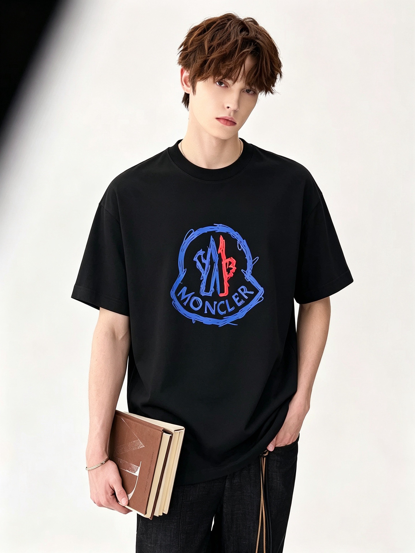 Moncler蒙家 2026春夏男女同款👫情侣款最新的贸易订单短袖T恤,全品相!!网红款!采用logo图案印花压胶设计! Moncler蒙家 2026春夏男女同款👫情侣款最新的贸易订单短袖T恤,全品相!!网红款!采用logo图案印花压胶设计!