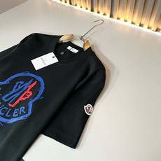 Moncler蒙家 2026春夏男女同款👫情侣款最新的贸易订单短袖T恤,全品相!!网红款!采用logo图案印花压胶设计! Moncler蒙家 2026春夏男女同款👫情侣款最新的贸易订单短袖T恤,全品相!!网红款!采用logo图案印花压胶设计!