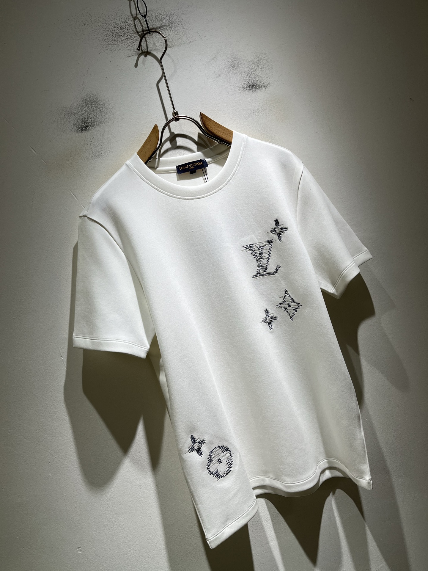 LouisVuitt*路易*登 2026秋冬新款男女👫短袖打底衫，非常时髦胸前logo刺绣修饰！区别于以往的不同，宣示品