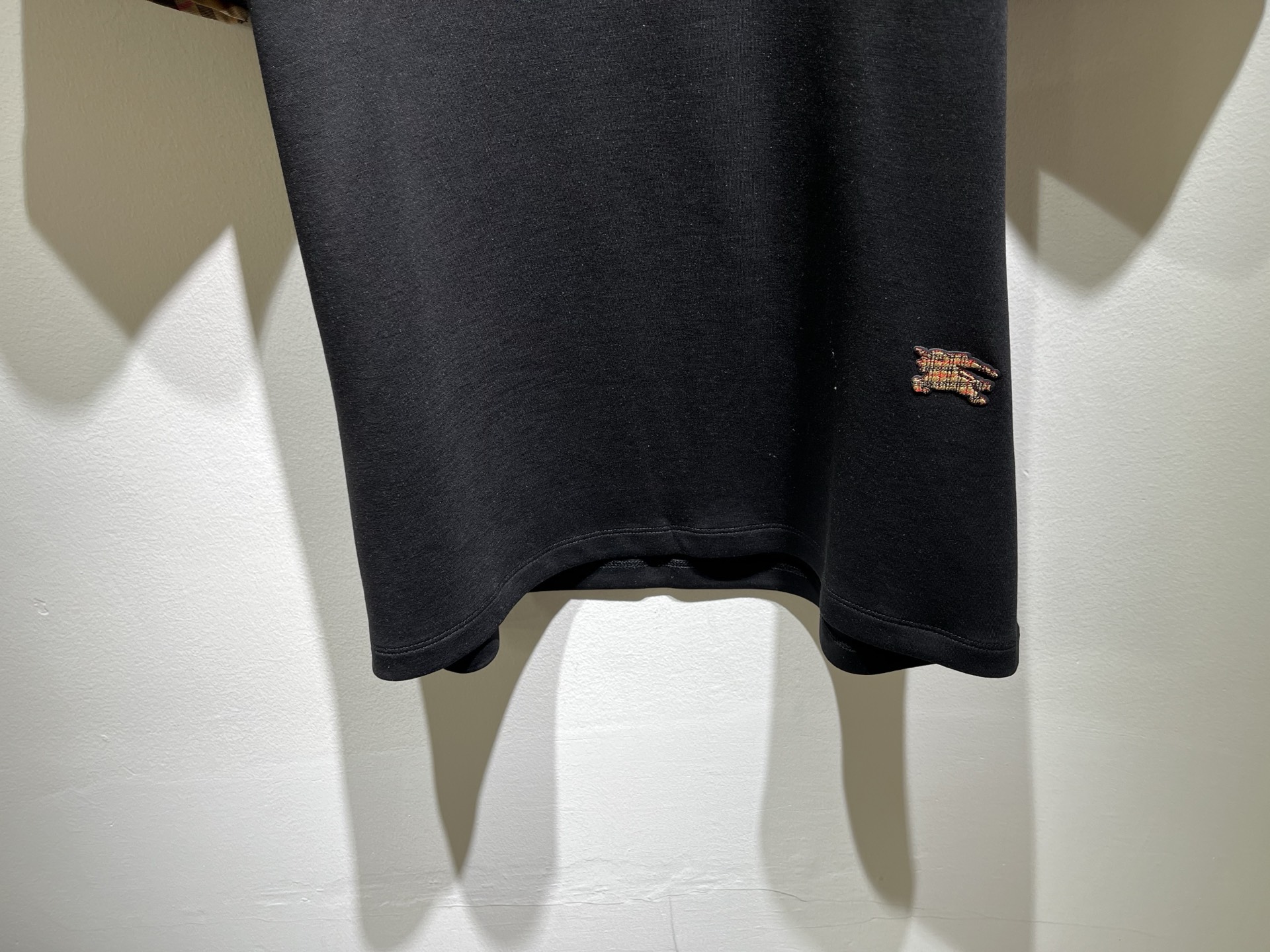 Bur*erry 巴*莉 2026秋冬新款男女同款短袖打底,品牌最新设计元素!既不单调也不复杂,恰到好处的展现品味!客供 Bur*erry 巴*莉 2026秋冬新款男女同款短袖打底,品牌最新设计元素!既不单调也不复杂,恰到好处的展现品味!客供