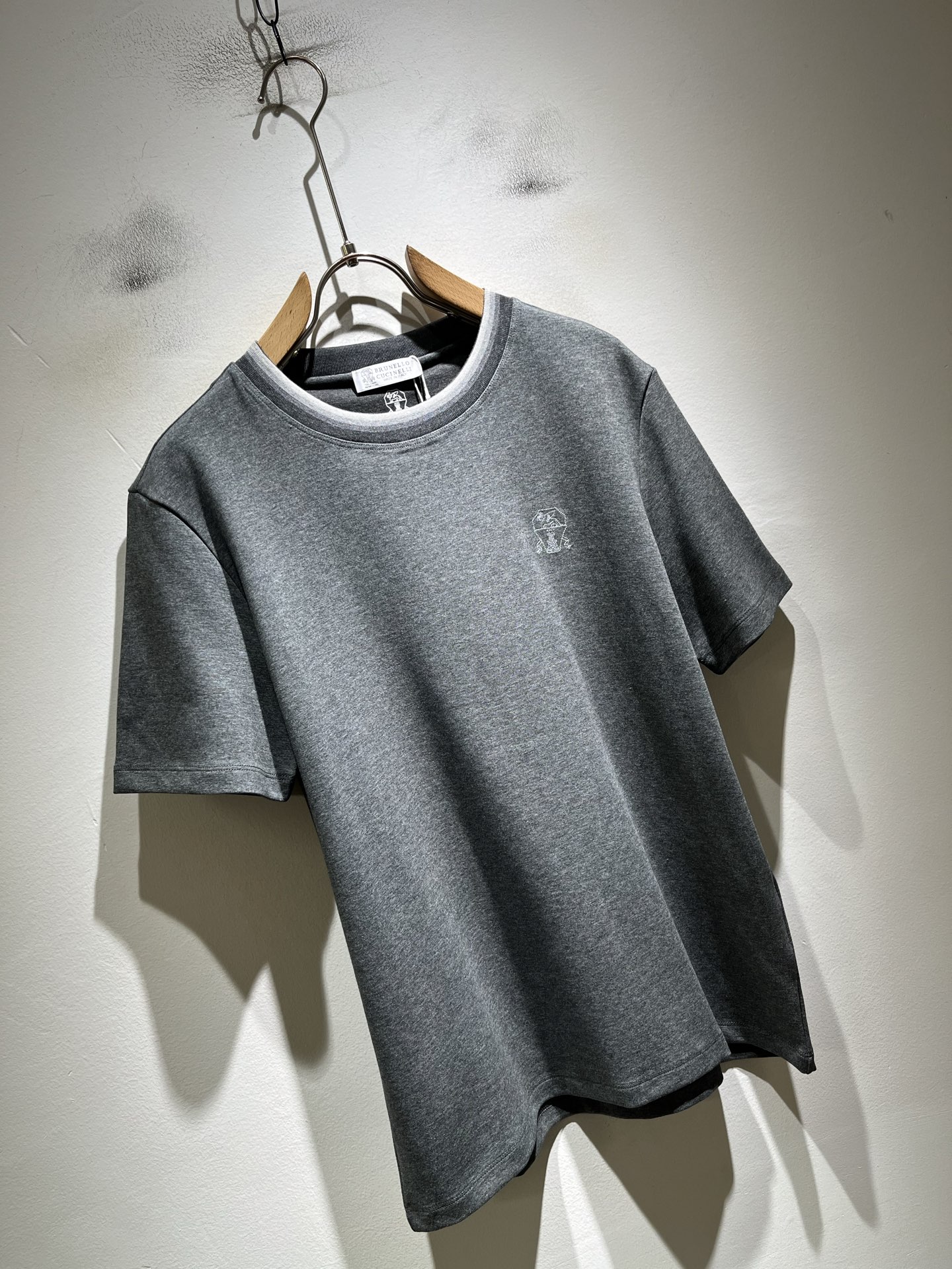 BC-Brunello Cucineli 2026秋冬新款男士短袖T恤,众多明星都爱穿的时尚百搭单品!胸前LOGO刺绣超 BC-Brunello Cucineli 2026秋冬新款男士短袖T恤,众多明星都爱穿的时尚百搭单品!胸前LOGO刺绣超
