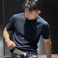 LouisVuitt*路易*登 2026秋冬新款男女👫短袖打底衫,非常时髦胸前logo刺绣修饰!区别于以往的不同,宣示品 LouisVuitt*路易*登 2026秋冬新款男女👫短袖打底衫,非常时髦胸前logo刺绣修饰!区别于以往的不同,宣示品