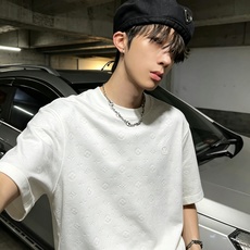 LouisVuitt*路易*登 2026秋冬新款男女👫短袖打底衫,非常时髦胸前logo刺绣修饰!区别于以往的不同,宣示品 LouisVuitt*路易*登 2026秋冬新款男女👫短袖打底衫,非常时髦胸前logo刺绣修饰!区别于以往的不同,宣示品
