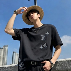 LouisVuitt*路易*登 2026秋冬新款男女👫短袖打底衫,非常时髦胸前logo刺绣修饰!区别于以往的不同,宣示品 LouisVuitt*路易*登 2026秋冬新款男女👫短袖打底衫,非常时髦胸前logo刺绣修饰!区别于以往的不同,宣示品
