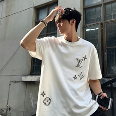 LouisVuitt*路易*登 2026秋冬新款男女👫短袖打底衫,非常时髦胸前logo刺绣修饰!区别于以往的不同,宣示品 LouisVuitt*路易*登 2026秋冬新款男女👫短袖打底衫,非常时髦胸前logo刺绣修饰!区别于以往的不同,宣示品