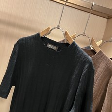 Loro Piana诺悠翩雅 2026秋冬男士最新的贸易订单针织短袖T恤,全品相!!上身舒适透气,不僵硬,整体有着丰富的 Loro Piana诺悠翩雅 2026秋冬男士最新的贸易订单针织短袖T恤,全品相!!上身舒适透气,不僵硬,整体有着丰富的