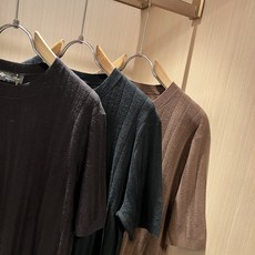 Loro Piana诺悠翩雅 2026秋冬男士最新的贸易订单针织短袖T恤,全品相!!上身舒适透气,不僵硬,整体有着丰富的 Loro Piana诺悠翩雅 2026秋冬男士最新的贸易订单针织短袖T恤,全品相!!上身舒适透气,不僵硬,整体有着丰富的