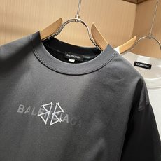 BALENCI*GA巴黎*家 2026春夏新款男女同款👫短袖T恤!走秀图案印花时尚休闲短袖T恤衫!设计logo压胶设计! BALENCI*GA巴黎*家 2026春夏新款男女同款👫短袖T恤!走秀图案印花时尚休闲短袖T恤衫!设计logo压胶设计!