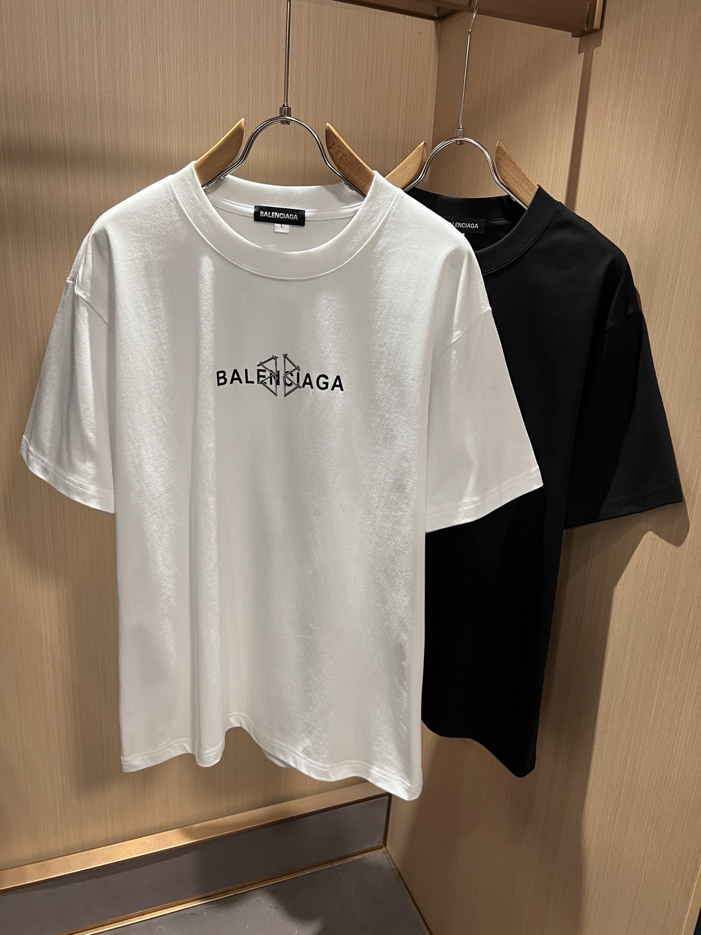BALENCI*GA巴黎*家 2026春夏新款男女同款👫短袖T恤！走秀图案印花时尚休闲短袖T恤衫！设计logo压胶设计！