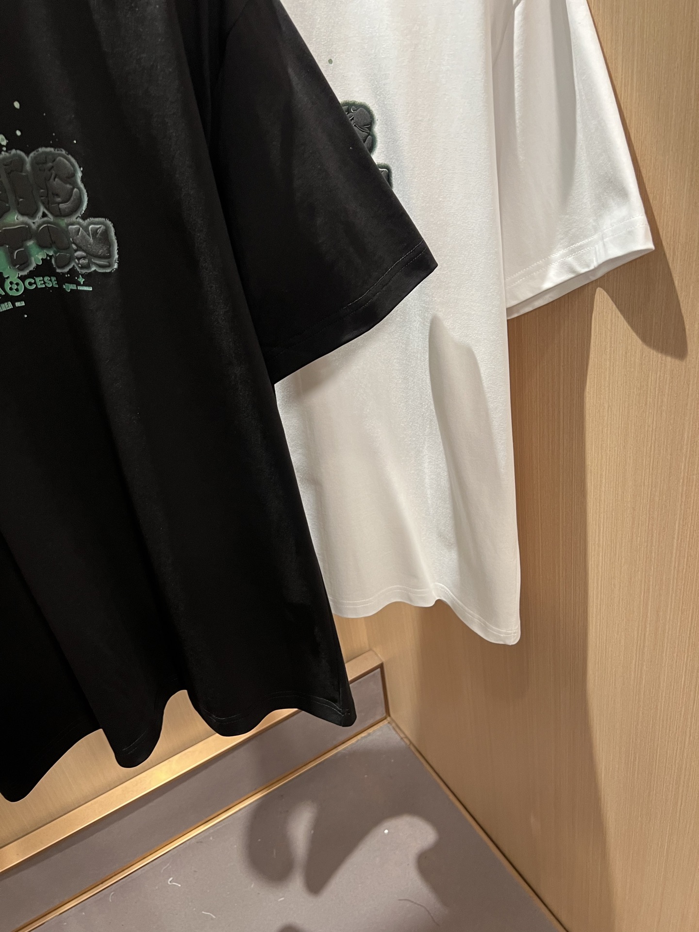 LouisVuitt*路易*登 2026春夏全新系列单品上线，非常时髦前卫的一款男女同款短袖T恤，标识logo图案印花修